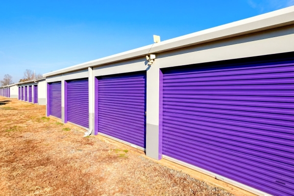 Facility photo: //images.sparefoot.com/medium/242144692400c2bbb49.jpg