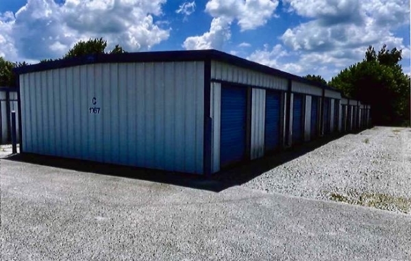 Facility photo: //images.sparefoot.com/medium/24214668c879afc69b0.jpeg