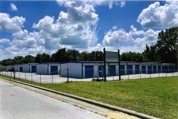 Facility photo: //images.sparefoot.com/medium/24214668c9b5a6a9e63.jpeg