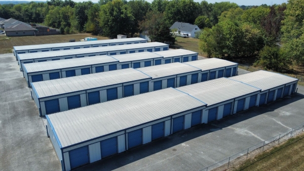 Facility photo: //images.sparefoot.com/medium/24214668d1893dc8a68.jpg