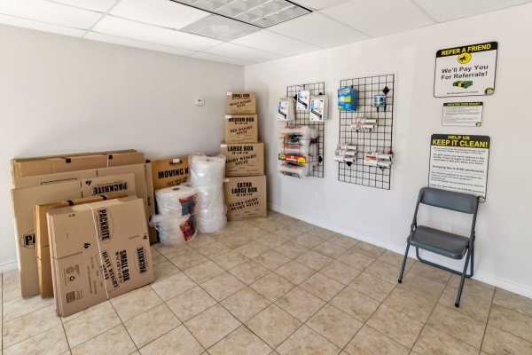 Facility photo: //images.sparefoot.com/medium/24215668c9914d33785.jpg