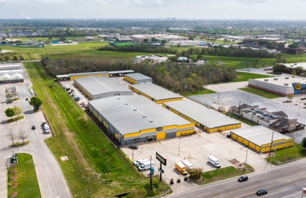 Facility photo: //images.sparefoot.com/medium/24215768c992666aea5.jpg