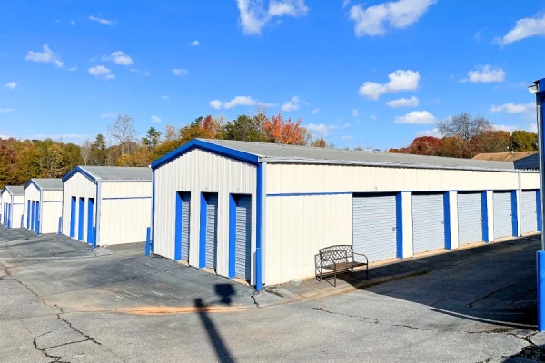 Facility photo: //images.sparefoot.com/medium/24215968cc4b892db3e.jpg