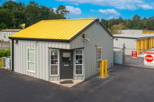 Facility photo: //images.sparefoot.com/medium/24216868cace425e64e.jpg