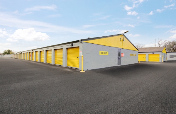 Facility photo: //images.sparefoot.com/medium/24217168cadaa200fd4.jpg