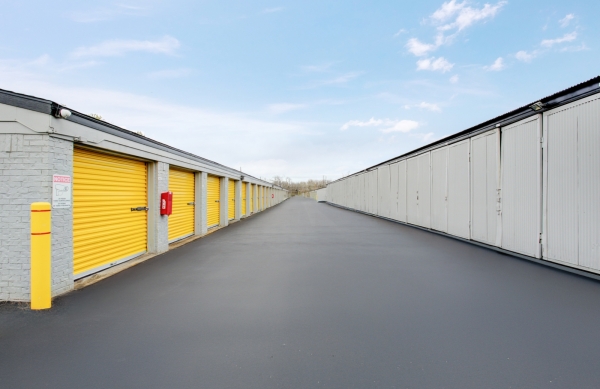 Facility photo: //images.sparefoot.com/medium/24217168cadaa445b51.jpg