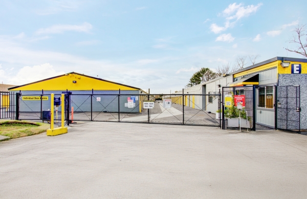 Facility photo: //images.sparefoot.com/medium/24217168cadaa696c17.jpg
