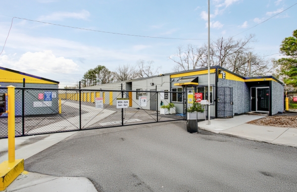 Facility photo: //images.sparefoot.com/medium/24217168cadaa7dbe34.jpg