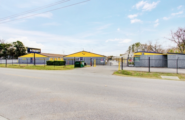 Facility photo: //images.sparefoot.com/medium/24217168cadaa8dedb1.jpg