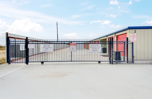 Facility photo: //images.sparefoot.com/medium/24217368caeca18df88.jpg