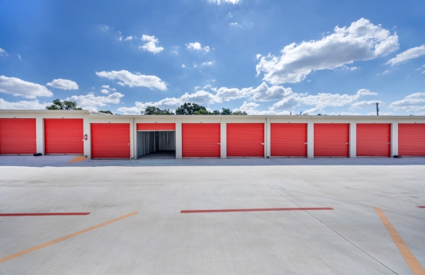 Facility photo: //images.sparefoot.com/medium/24217468caeafbb9fa3.jpg
