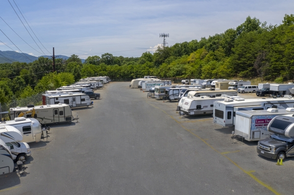 Facility photo: //images.sparefoot.com/medium/24217768cae0bf5f4c3.jpg