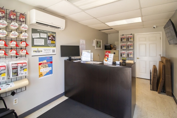 Facility photo: //images.sparefoot.com/medium/24217768cae0c41643f.jpg