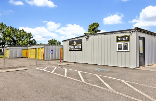 Facility photo: //images.sparefoot.com/medium/24217868cae2d5bd2dc.jpg
