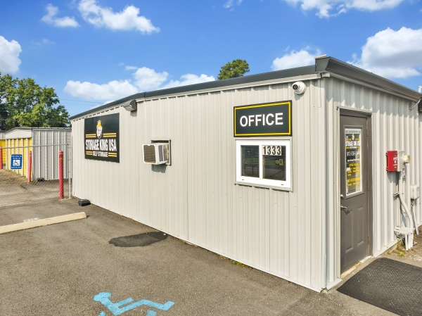 Facility photo: //images.sparefoot.com/medium/24217868cae2d85228f.jpg