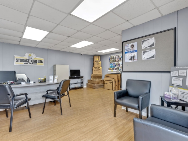 Facility photo: //images.sparefoot.com/medium/24217868cae2d96bb3c.jpg