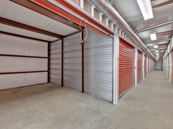 Facility photo: //images.sparefoot.com/medium/24217868cae2dd17dff.jpg