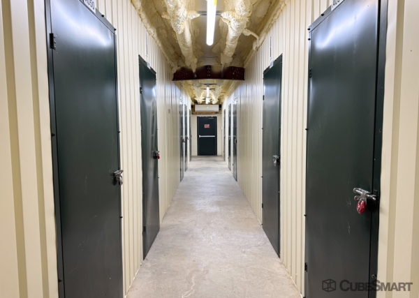 Facility photo: //images.sparefoot.com/medium/242179693d136d7404e.jpg