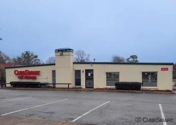 Facility photo: //images.sparefoot.com/medium/242179695cb7214ee13.jpg