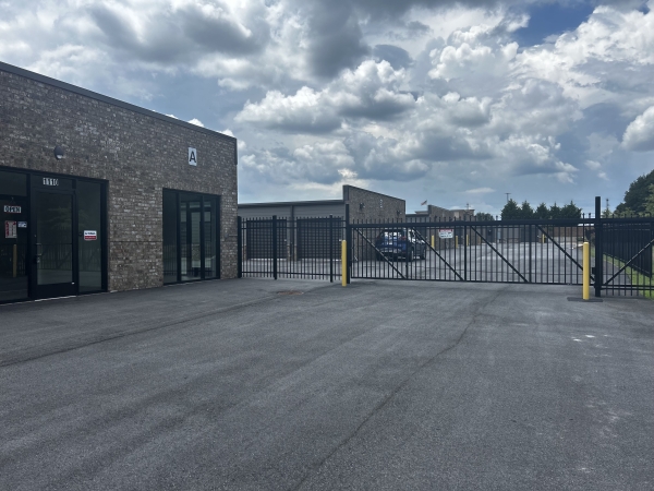 Facility photo: //images.sparefoot.com/medium/24218768dacbff992d1.jpg