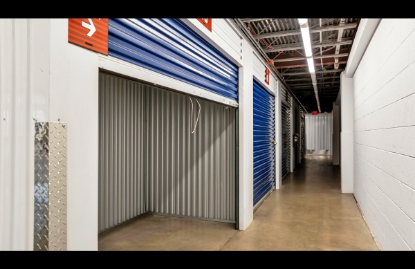 Facility photo: //images.sparefoot.com/medium/24219268cc1b7856b0c.jpg