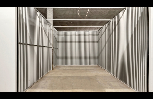 Facility photo: //images.sparefoot.com/medium/24219268cc1b7f1d5b0.jpg