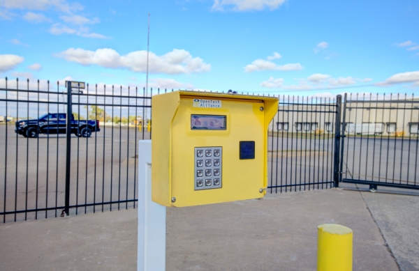 Facility photo: //images.sparefoot.com/medium/24219468cc20916640a.jpg