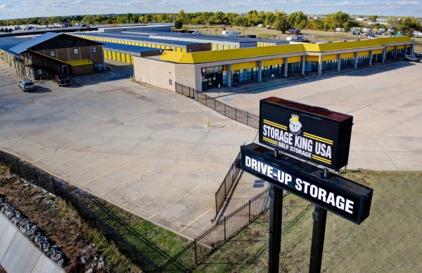 Facility photo: //images.sparefoot.com/medium/24219468cc2095db8af.jpg
