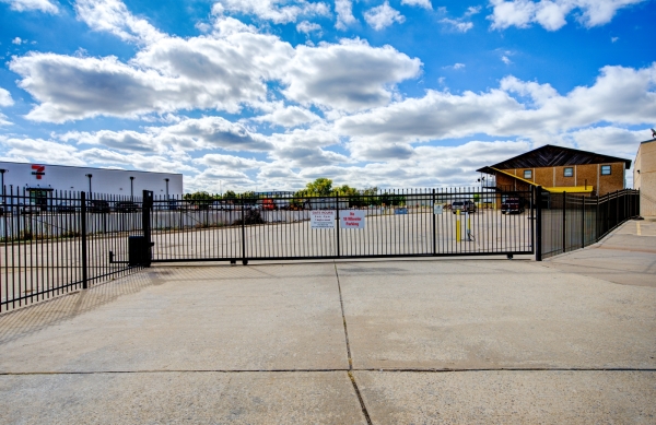 Facility photo: //images.sparefoot.com/medium/24219468cc2098315fe.jpg