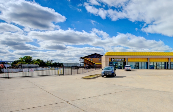 Facility photo: //images.sparefoot.com/medium/24219468cc209952861.jpg