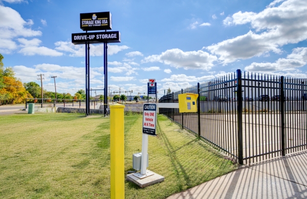 Facility photo: //images.sparefoot.com/medium/24219468cc209aba44e.jpg