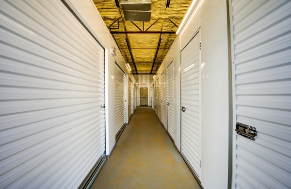 Facility photo: //images.sparefoot.com/medium/24219468cc20a06015d.jpg