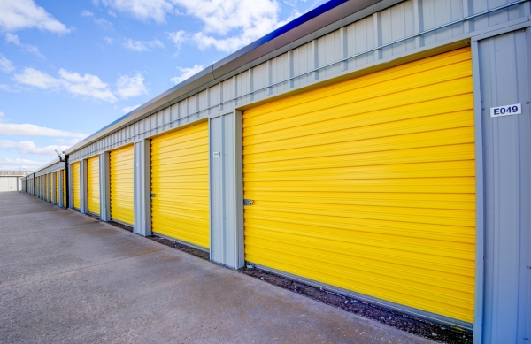 Facility photo: //images.sparefoot.com/medium/24219468cc20a4e2a99.jpg