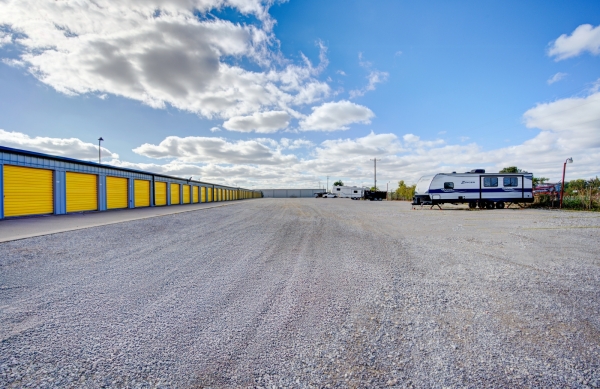 Facility photo: //images.sparefoot.com/medium/24219468cc20a66e1ce.jpg
