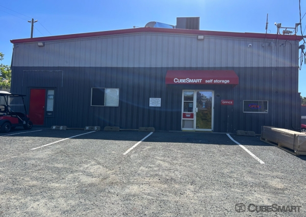 Facility photo: //images.sparefoot.com/medium/2421986a17e332dd75d.jpg