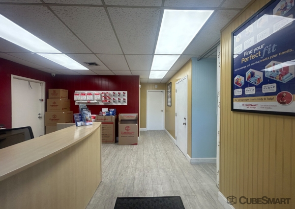 Facility photo: //images.sparefoot.com/medium/2421986a17e3340e116.jpg
