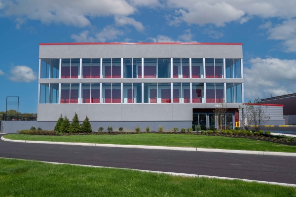 Facility photo: //images.sparefoot.com/medium/24220668e6b25c8722e.jpg