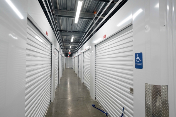 Facility photo: //images.sparefoot.com/medium/24220668e6b2954211f.jpg