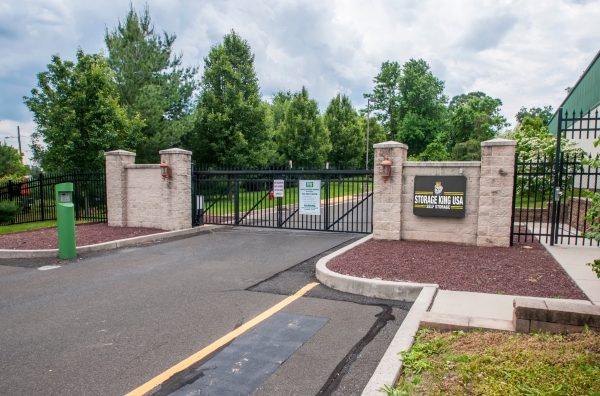 Facility photo: //images.sparefoot.com/medium/24221568cd80555bed9.jpg