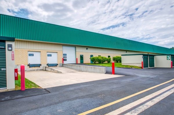 Facility photo: //images.sparefoot.com/medium/24221568cd8056db8f0.jpg