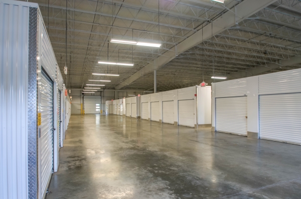 Facility photo: //images.sparefoot.com/medium/24221568cd805fdd3b7.jpg