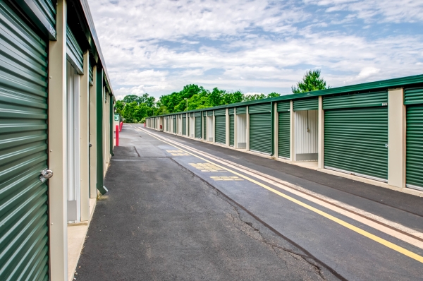 Facility photo: //images.sparefoot.com/medium/24221568cd806298bcb.jpg