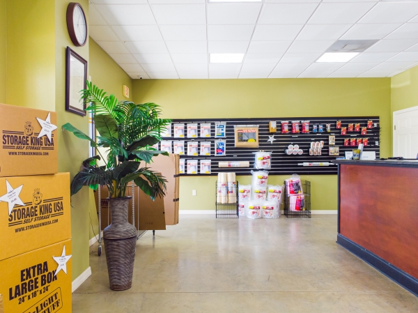 Facility photo: //images.sparefoot.com/medium/24221668cd81748ee3f.jpg