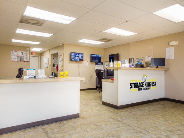 Facility photo: //images.sparefoot.com/medium/24223168d16d82b2dff.jpg
