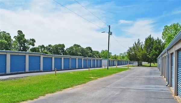 Facility photo: //images.sparefoot.com/medium/24224068d17cc9883b9.jpg