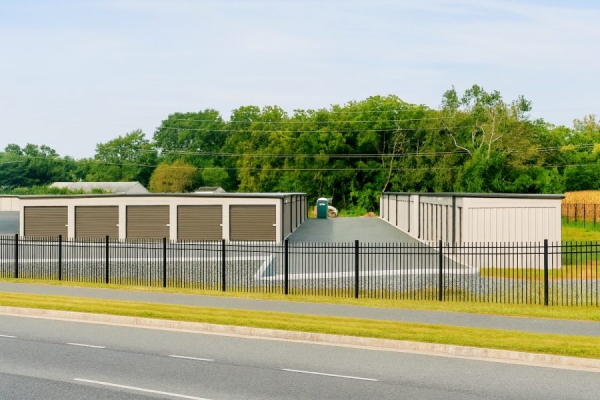Facility photo: //images.sparefoot.com/medium/24224468dfe2e1b92af.jpg