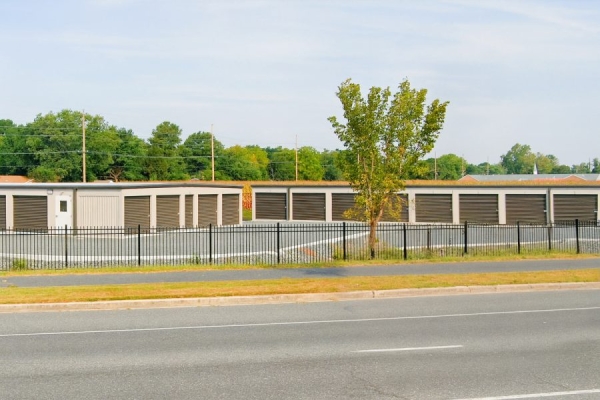 Facility photo: //images.sparefoot.com/medium/24224468dfe2e26bda7.jpg