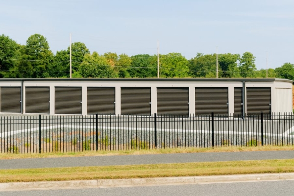 Facility photo: //images.sparefoot.com/medium/24224468dfe2e32cad9.jpg