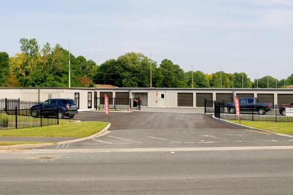 Facility photo: //images.sparefoot.com/medium/24224468dfe2e3ca784.jpg