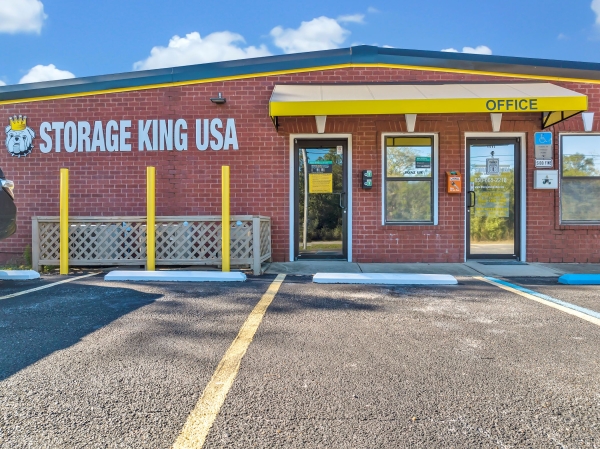 Facility photo: //images.sparefoot.com/medium/24224768d2e5dc65812.jpg